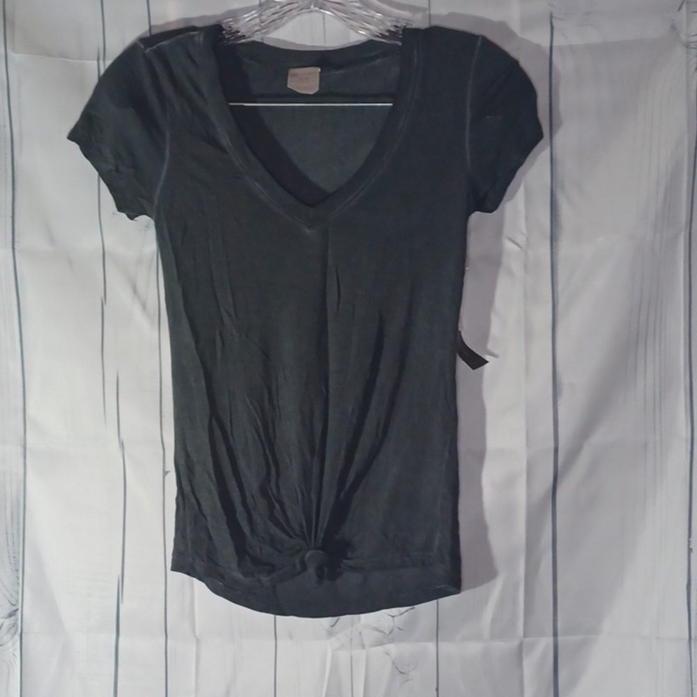 No Boundaries short sleeve v-neck casual T-shirt NWT